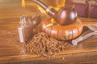 Sigara boru ve masanın üstünde defter