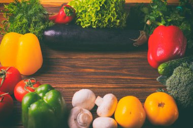 Ahşap arka plan üzerinde farklı organik sebze. Sağlıklı yemek