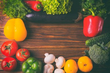 Ahşap arka plan üzerinde farklı organik sebze. Sağlıklı yemek