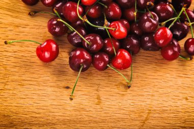 Tahta arka planda kirazlar