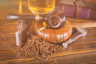 Sigara boru ve masanın üstünde defter