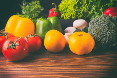 Ahşap arka plan üzerinde farklı organik sebze. Sağlıklı yemek