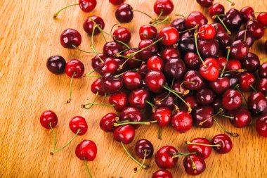 Tahta arka planda kirazlar