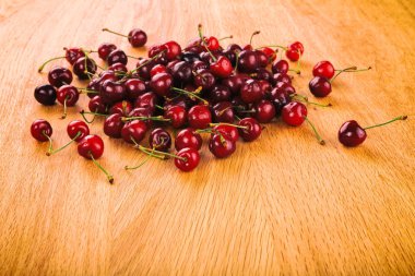 Tahta arka planda kirazlar