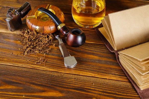 Smoking pipe and notebook on the table — Stock Photo, Image