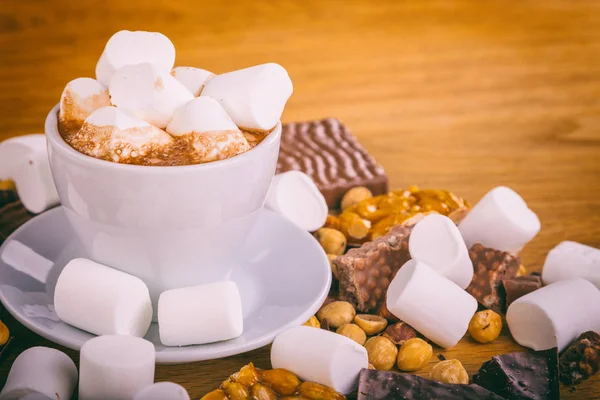 Eine Tasse Kaffee mit Marshmallows. Marshmallows, Schokolade und andere Süßigkeiten. eine Tasse Kakao — Stockfoto