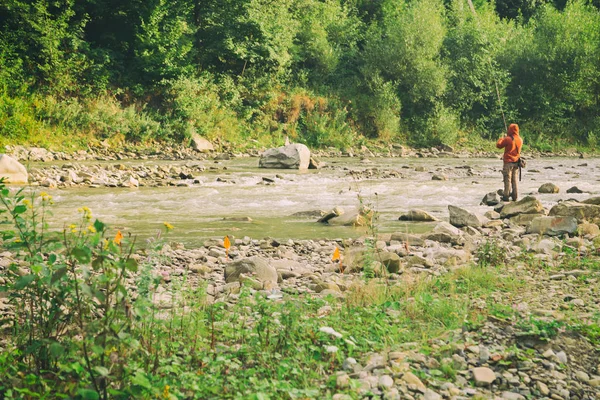 Alabalık balıkçılık bir dağ nehir — Stok fotoğraf