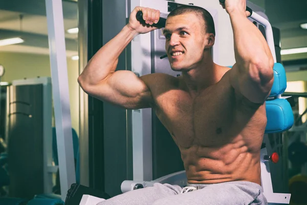 Entrenamiento de fuerza en el gimnasio —  Fotos de Stock