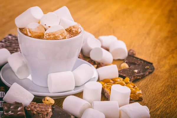 Eine Tasse Kaffee mit Marshmallows. Marshmallows, Schokolade und andere Süßigkeiten. eine Tasse Kakao — Stockfoto