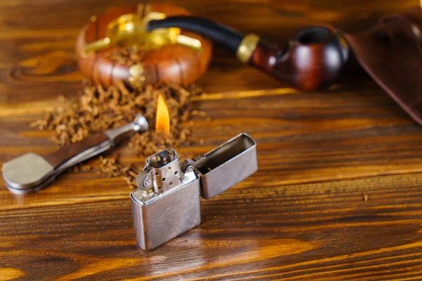 Smoking pipe and notebook on the table — Stock Photo, Image