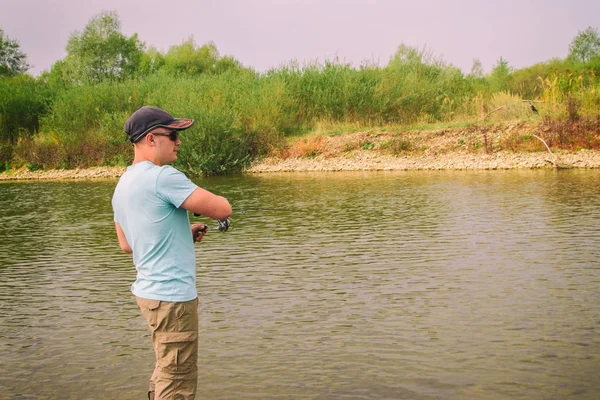 Pesca de truchas en un río de montaña — Foto de Stock