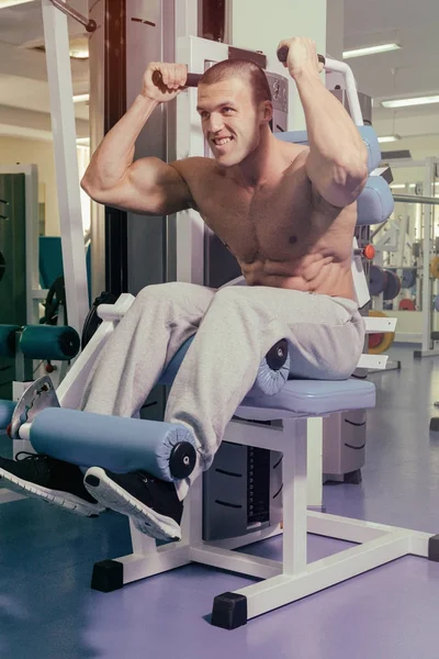 Entrenamiento de fuerza en el gimnasio — Foto de Stock