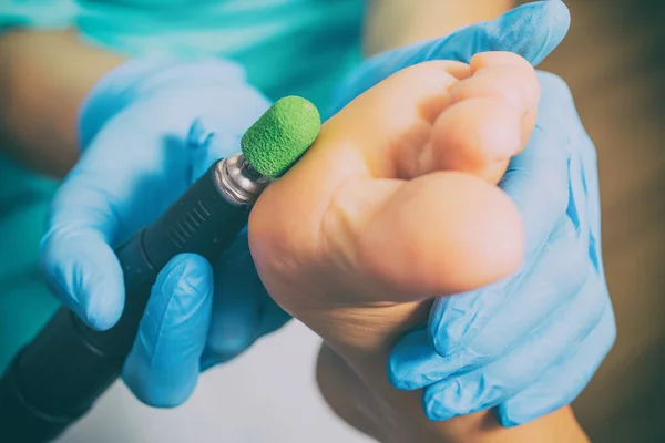 El maestro hace la pedicura al cliente . — Foto de Stock