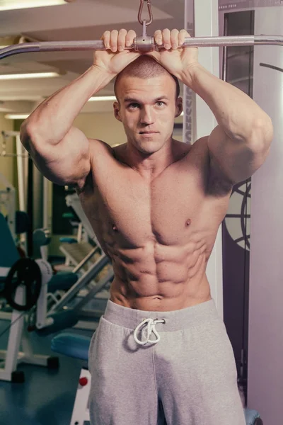 Entrenamiento de fuerza en el gimnasio — Foto de Stock