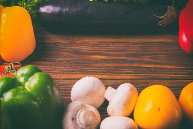 Ahşap arka plan üzerinde farklı organik sebze. Sağlıklı yemek