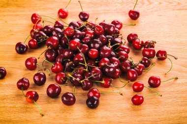 Tahta arka planda kirazlar