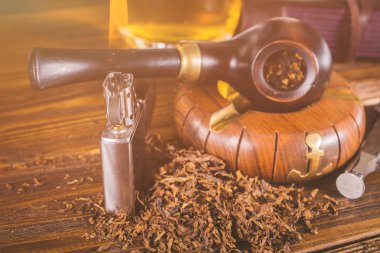 Sigara boru ve masanın üstünde defter