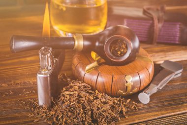 Sigara boru ve masanın üstünde defter