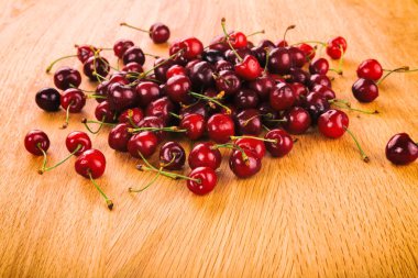 Tahta arka planda kirazlar