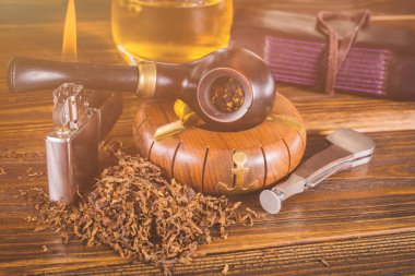 Sigara boru ve masanın üstünde defter