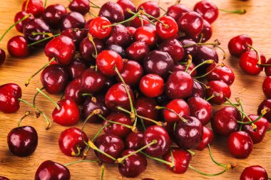 Tahta arka planda kirazlar