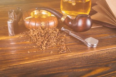 Sigara boru ve masanın üstünde defter