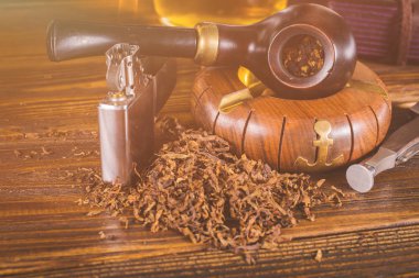 Sigara boru ve masanın üstünde defter