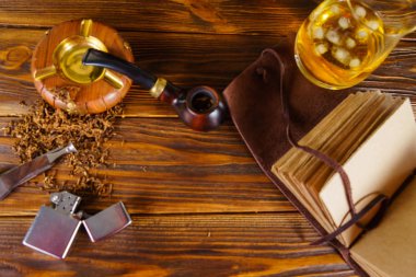 Sigara boru ve masanın üstünde defter