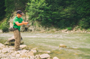 Alabalık balıkçılık bir dağ nehir