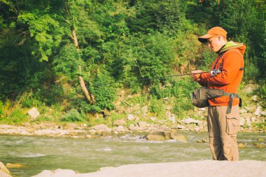 Alabalık balıkçılık bir dağ nehir