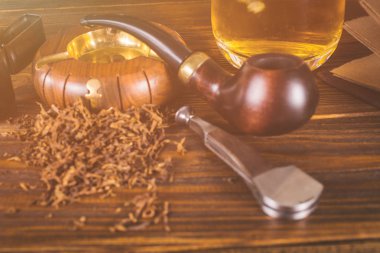 Sigara boru ve masanın üstünde defter