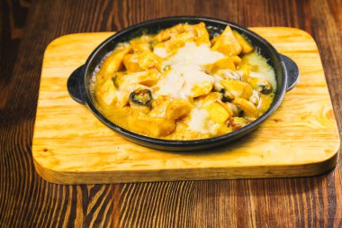 Peynirli fırında patates