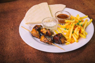 Patates kızartması ve şiş kebap