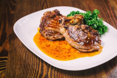 Bir tabak kızarmış Dana