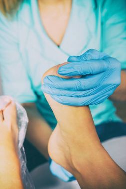 Asıl istemciye pedikür.