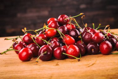 Tahta arka planda kirazlar