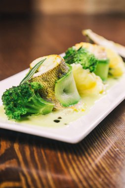 balık pişmiş sebze ile