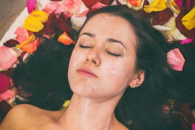 Yüz germe. Genç kadın. Yüz Cilt Bakımı. Yordam kaldırma. Cos