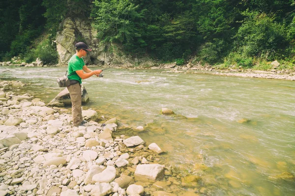 Pesca de truchas en un río de montaña — Foto de Stock