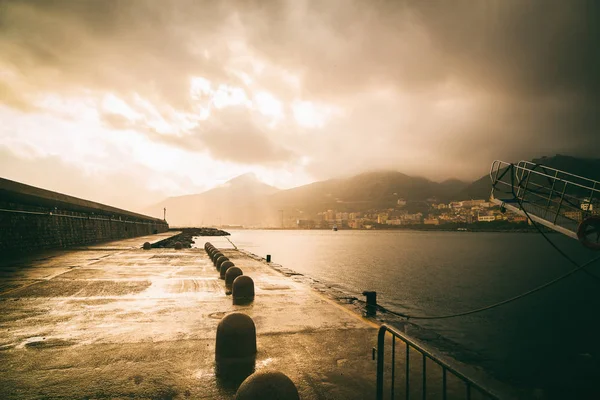 Lindo porto noturno, pontos turísticos da cidade . — Fotografia de Stock