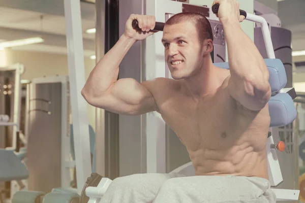 Entrenamiento de fuerza en el gimnasio —  Fotos de Stock