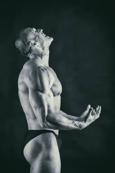 Bodybuilder på svart — Stockfoto