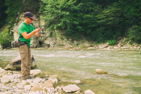 Pesca alla trota in un fiume di montagna — Foto Stock