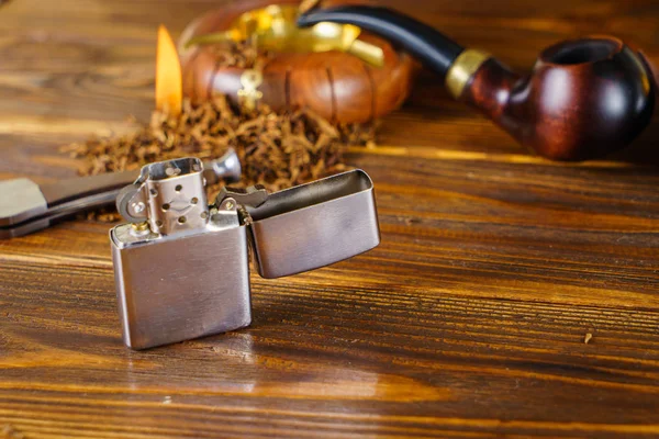 Smoking pipe and notebook on the table — Stock Photo, Image