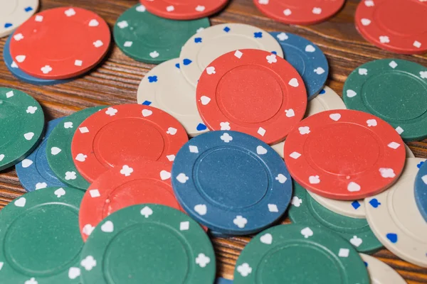 Ahşap bir masa arka plan poker. — Stok fotoğraf