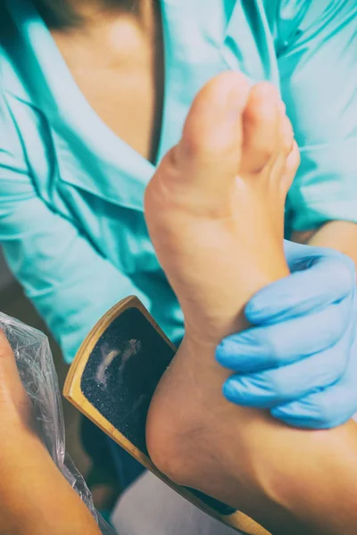 The master does pedicure to the client. — Stock Photo, Image