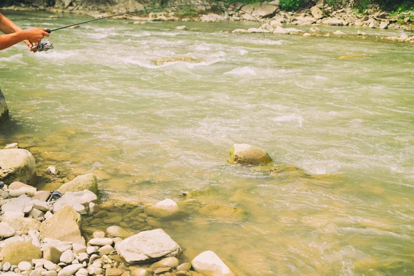 Pesca da truta em um rio de montanha — Fotografia de Stock