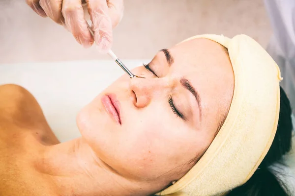 Levantamiento facial. Mujer jóvene.Cuidado de la piel facial. Procedimiento de elevación. Porque... — Foto de Stock