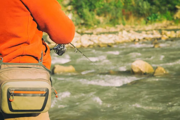 Pêche à la truite dans une rivière de montagne — Photo