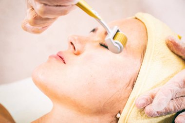 Yüz germe. Genç kadın. Yüz Cilt Bakımı. Yordam kaldırma. Cos